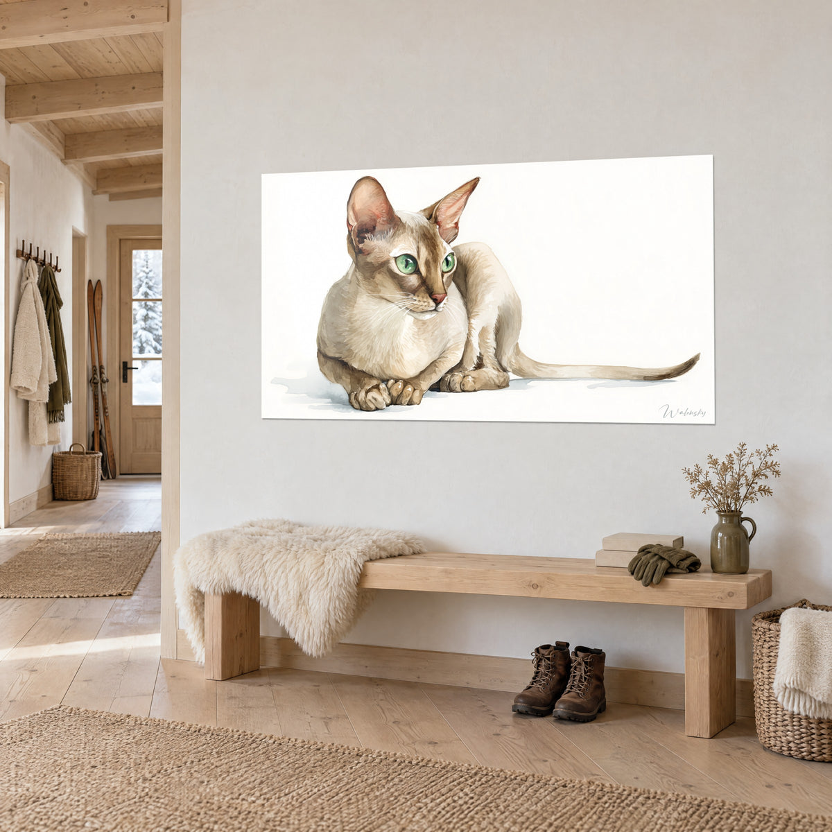 Πίνακας λεπτόσωμη γάτα με μεγάλα ροζ αυτιά, τρίχωμα άμμου και ώχρας, απέναντι από ξύλινο παγκάκι στην είσοδο του σαλέ