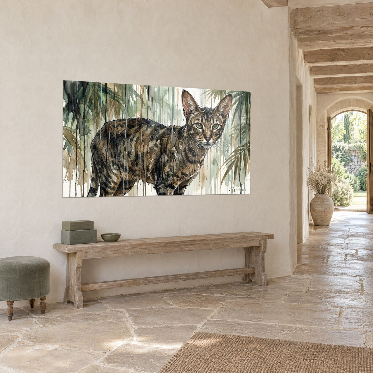 Πίνακας Chausie με μεγάλα όρθια αυτιά, φόντο από φοίνικες σε φασκομηλί πράσινο και ώχρα, κρεμασμένος κοντά σε πέτρινο διάδρομο