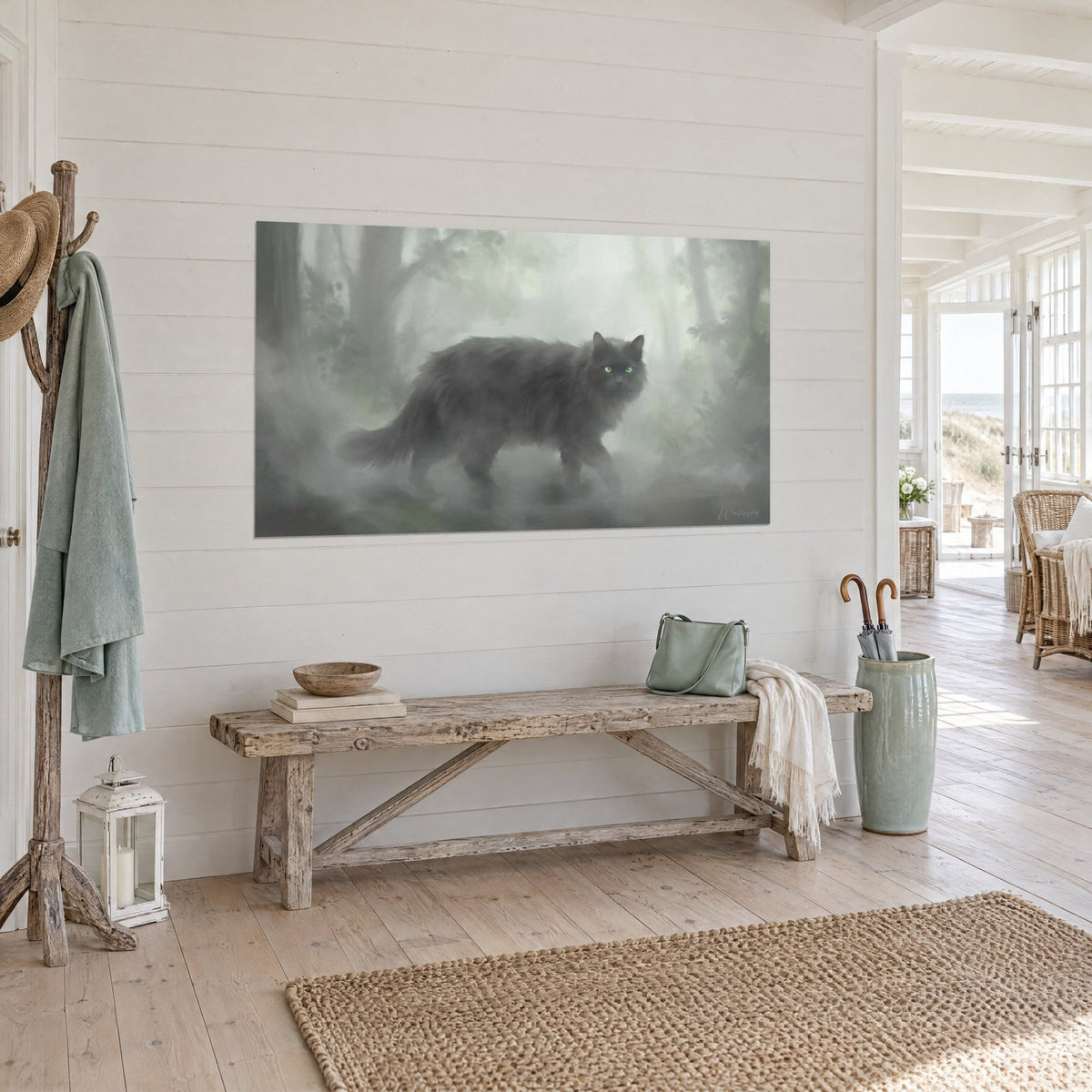 Quadro felino dal pelo lungo color carbone che cammina in un bosco nebbioso verde pallido, parete rivestita di bianco, sul mare
