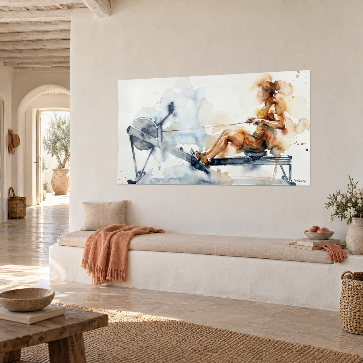 Quadro atleta che tira la maniglia di un vogatore, macchie ocra e azzurro pallido su fondo color crema, parete bianca, panca in pietra