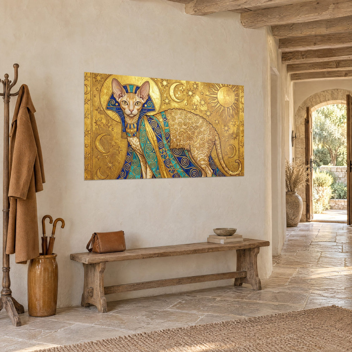Gemälde Sphynx-Katze in Gold mit lockigem Fell und türkisfarbenem Umhang, erhabene Halbmonde und Sterne, weiße Wand und Holzbank, Dreiviertelansicht