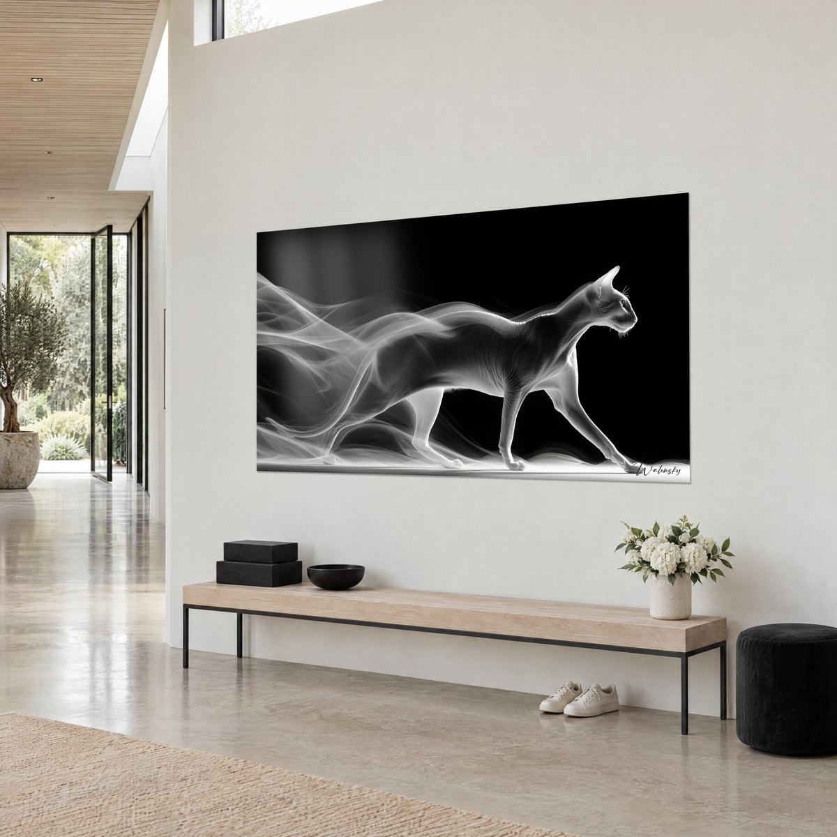 Quadro felino nudo e slanciato in bianco e nero, veli di fumo grigio dietro di lui, vista di tre quarti, panca in legno e grès chiaro
