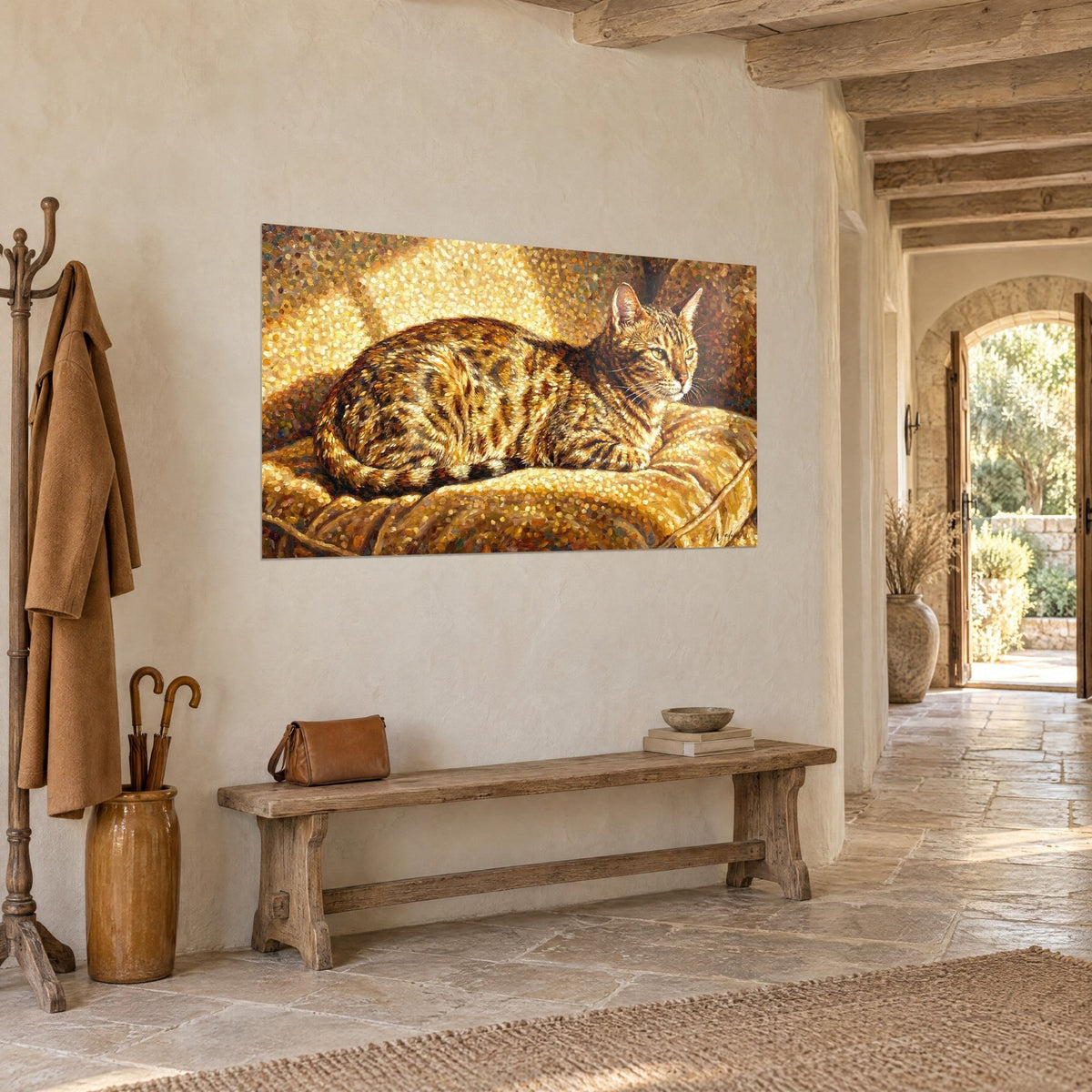 Cuadro felino rayado de ojos verdes, pelaje miel y marrón, cojín dorado con puntos, pared de piedra, pasillo en arco
