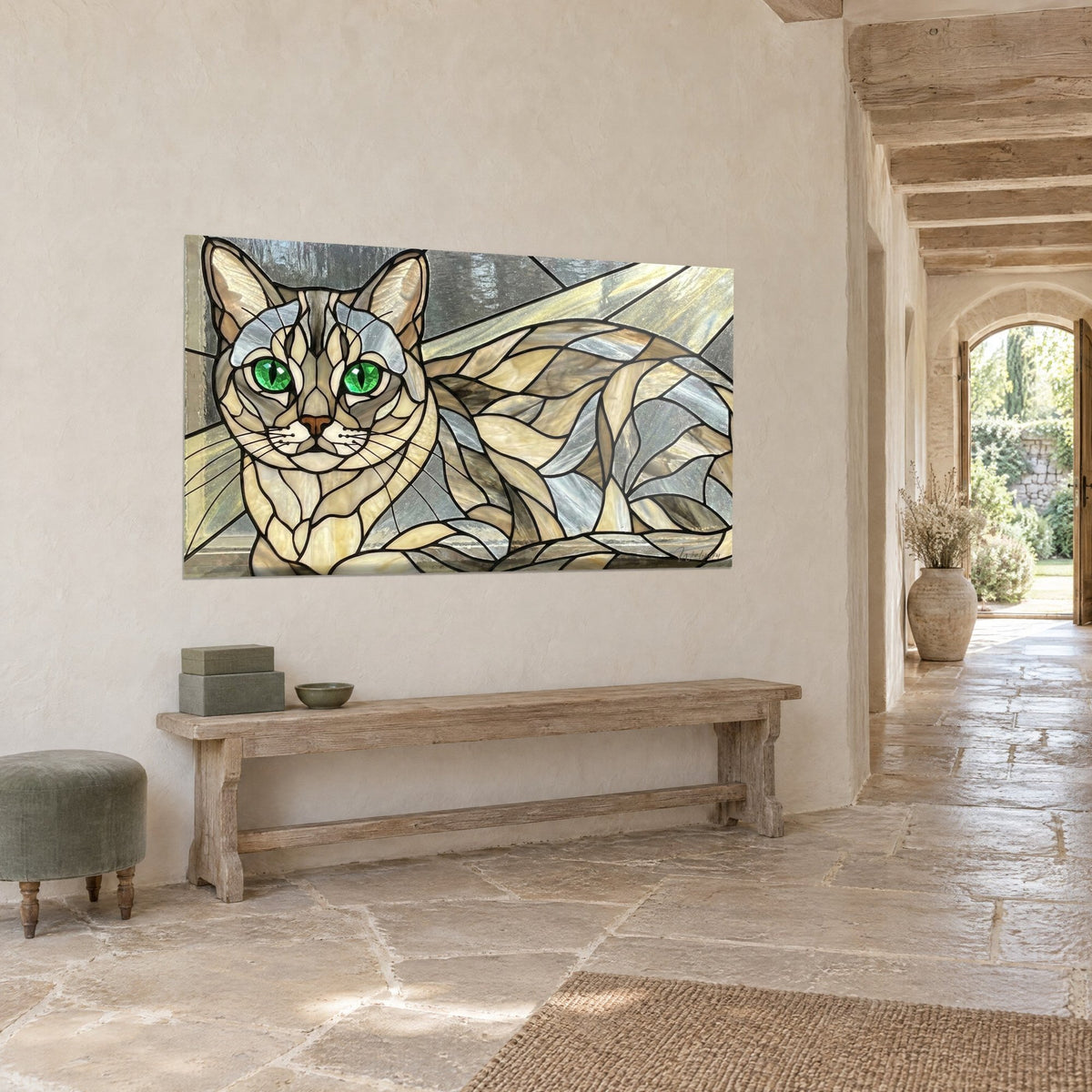 Quadro felino sdraiato in mosaico di vetro avorio e grigio perla, sguardo verde vivo, su una parete color crema di un corridoio in pietra