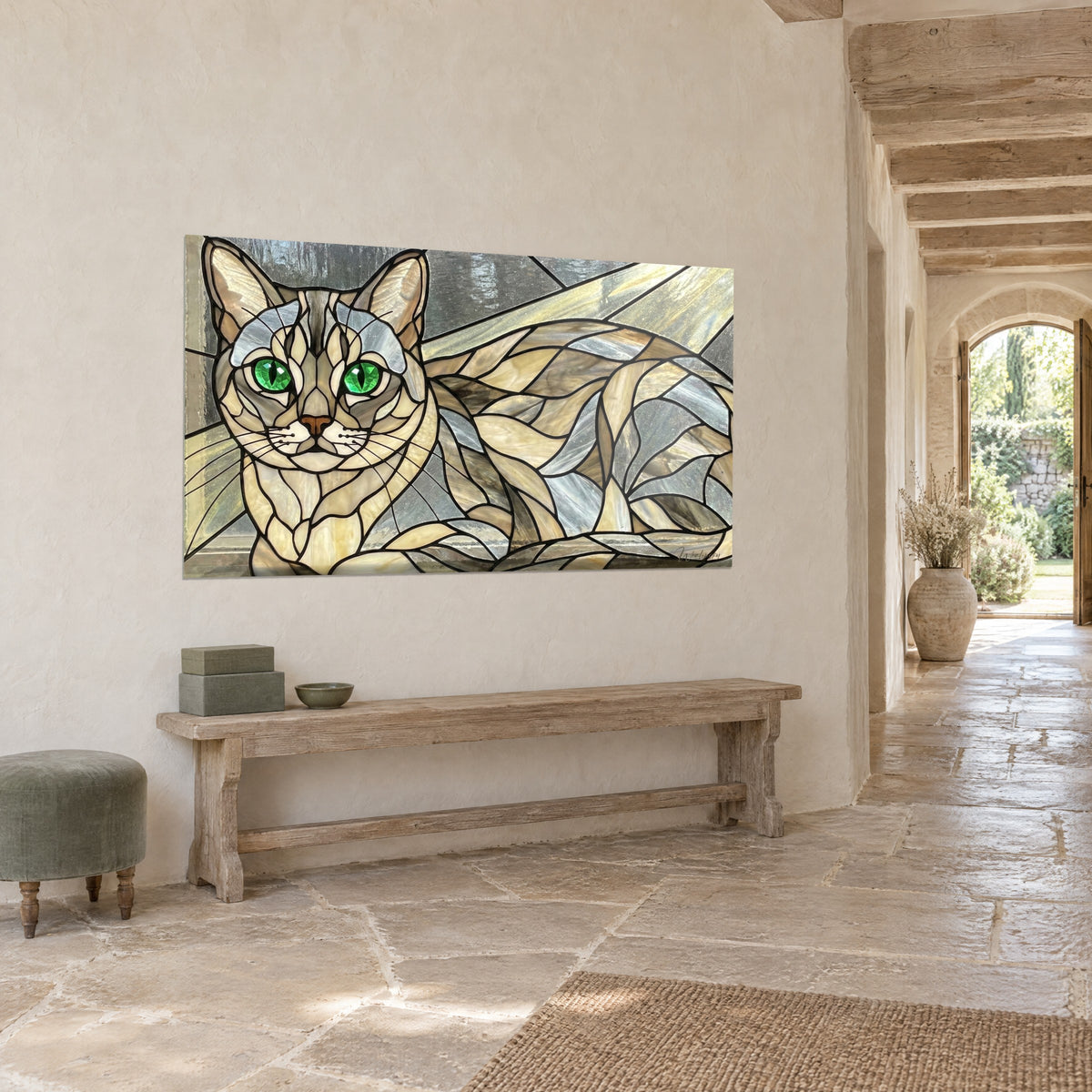 Cuadro felino tumbado en mosaico de vidrio marfil y gris perla, mirada verde viva, sobre una pared crema de un pasillo de piedra