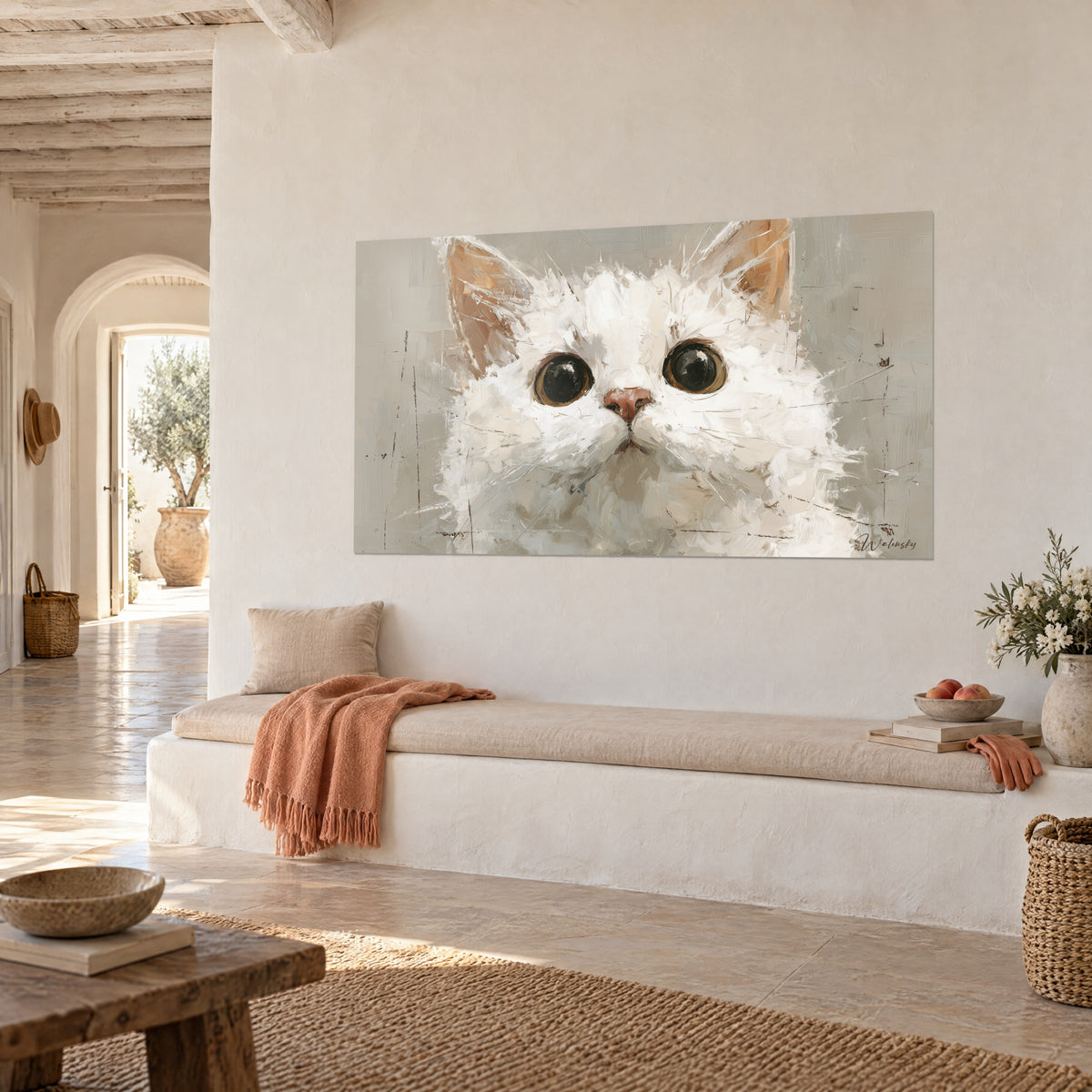 Tableau minet duveteux à la fourrure crème et blanche, oreilles abricot, fond gris perle, sur un mur d'une maison blanche