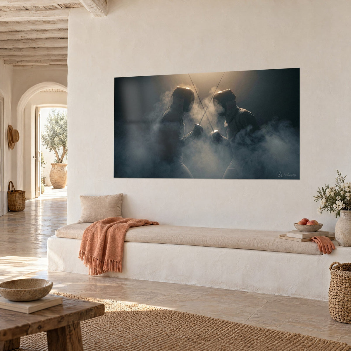 Cuadro esgrimistas cara a cara, floretes cruzados bajo una luz ámbar en el humo azulado, pared blanca de una casa mediterránea
