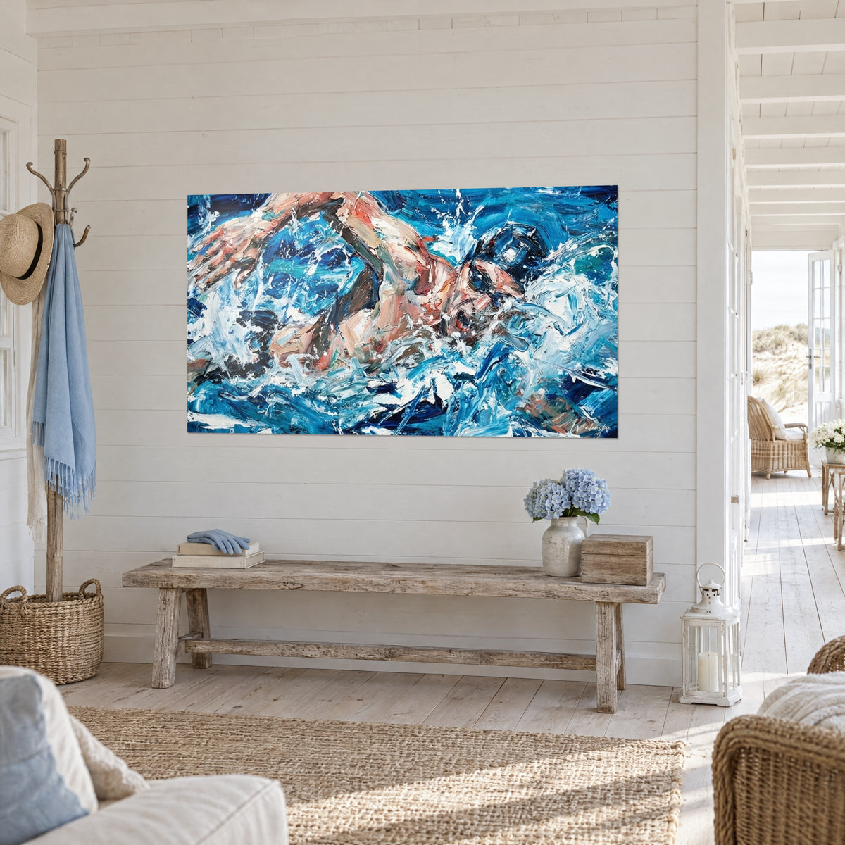 Quadro di un nuotatore a rana in piena bracciata, schizzi bianchi e onde turchesi, pittura a impasto spesso, parete bianca rivestita di pannelli accanto a una panca