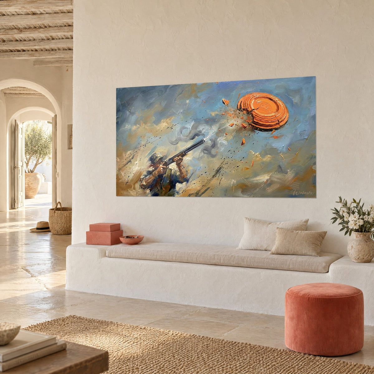 Cuadro de un plato de arcilla naranja pulverizado en fragmentos, humo gris y cielo azul, sobre una pared blanca de una casa mediterránea