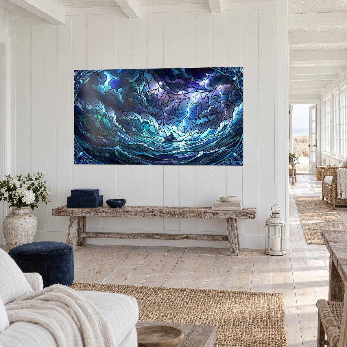Tableau tempête en vitrail, rouleau turquoise et ciel violet zébré d'éclairs blancs, sur un mur blanc de maison de bord de mer