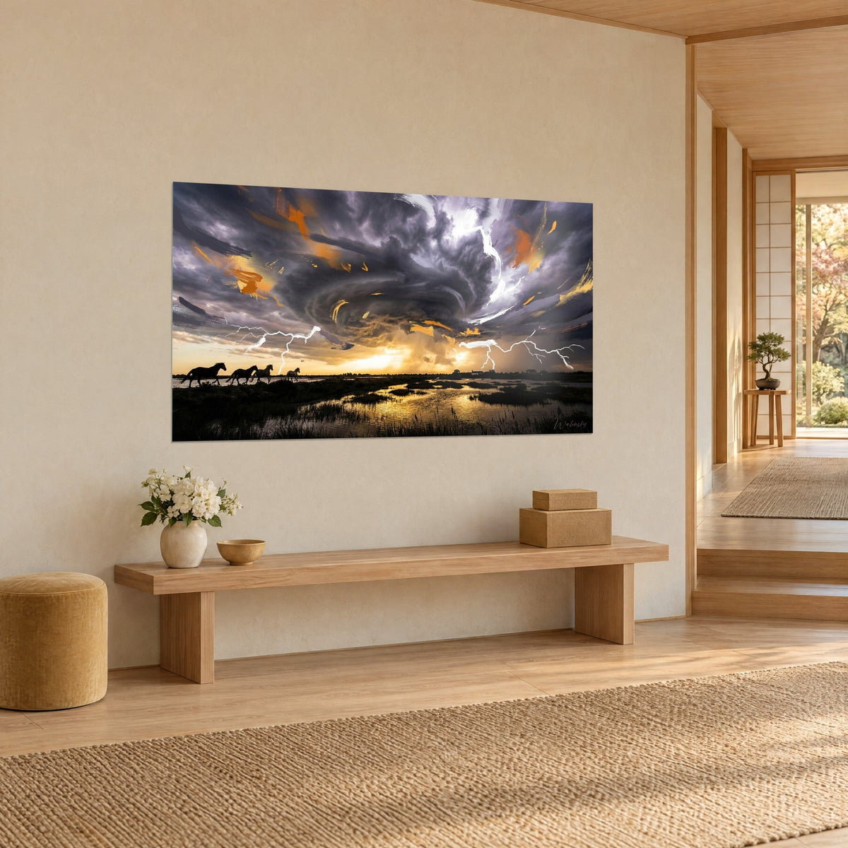 Tableau tempête en spirale gris ardoise striée d'orange, marais reflétant le soleil doré, dans une pièce japandi en bois clair