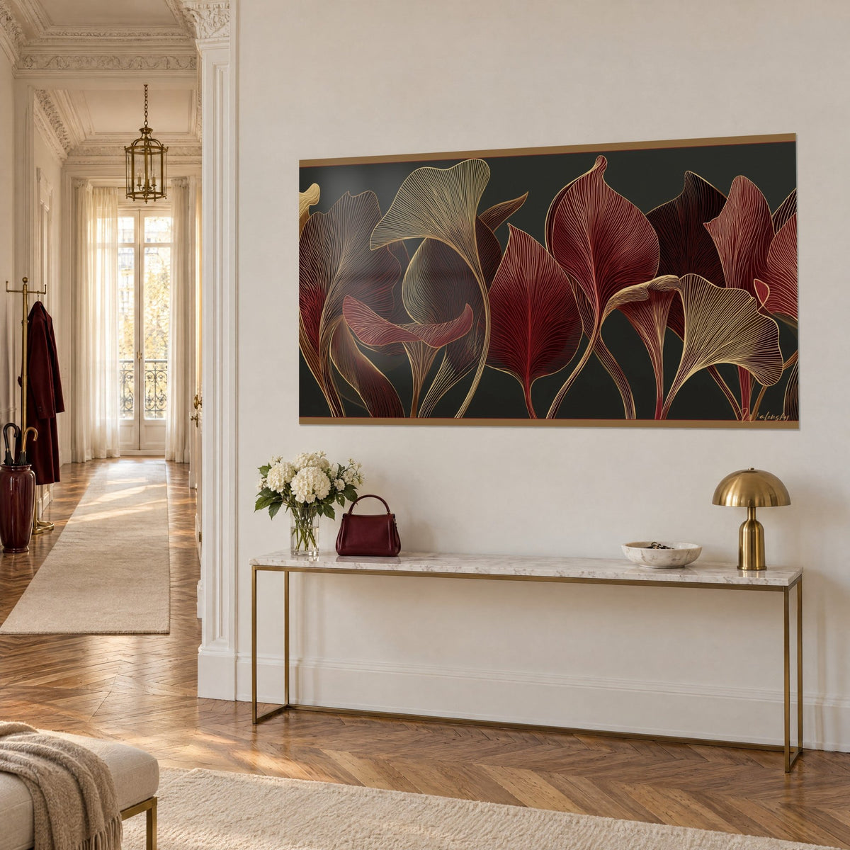 Tableau frondaisons en lignes d'or fin sur fond noir, feuilles rouge bordeaux et vert olive, console dorée, appartement haussmannien