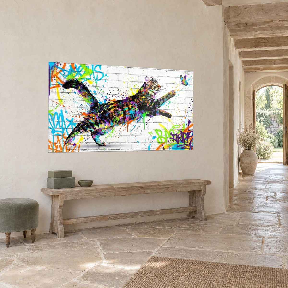 Cuadro felino American Curl en pleno salto, rayas violetas y amarillas sobre pared de ladrillo blanco, colgado en un vestíbulo de piedra