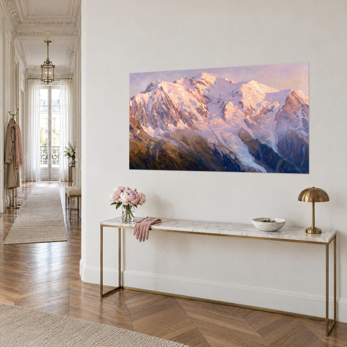 Schilderij alpentoppen bedekt met roze sneeuw, bruine rotswanden en paarse schaduwen, op een gouden console, driekwart zicht