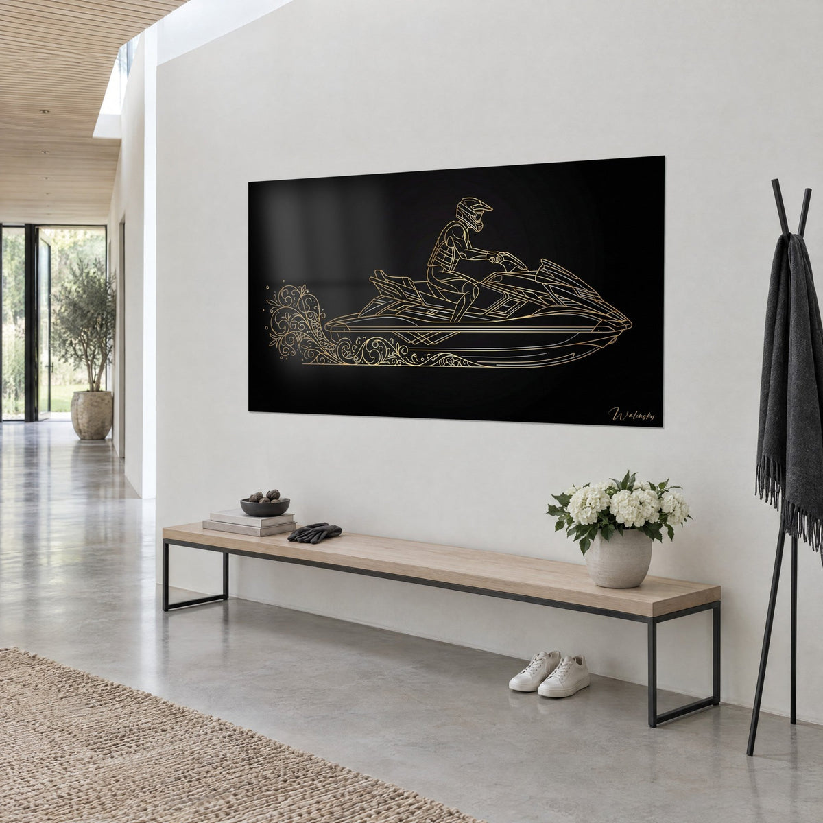 Gemälde Wasserscooter in Gold- und Silberlinien, gebeugte Silhouette, Kielwasser aus Arabesken auf Schwarz, weiße Wand und helle Holzbank