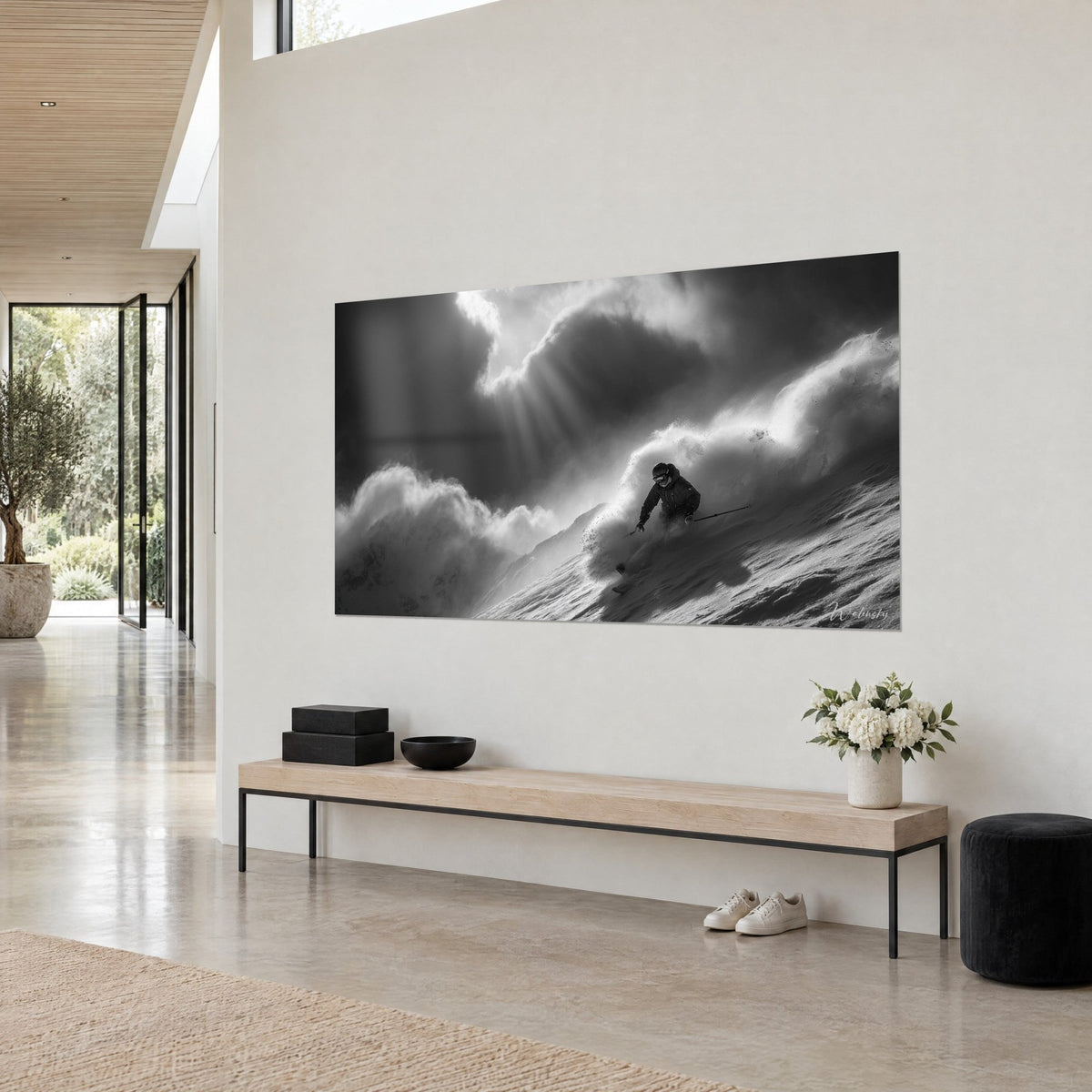 Gemälde einer Abfahrt abseits der Piste in Monochrom, dunkle Silhouette und weißer Schneegischt auf dem Kamm, Blick aus dreiviertel Perspektive in einem Architektenhaus
