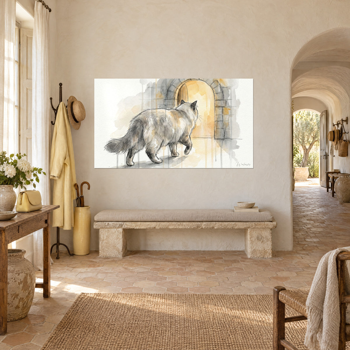 Cuadro felino de pelaje esponjoso gris perla y miel, cola en penacho, frente a un paso abovedado dorado, pared blanca del mas provenzal