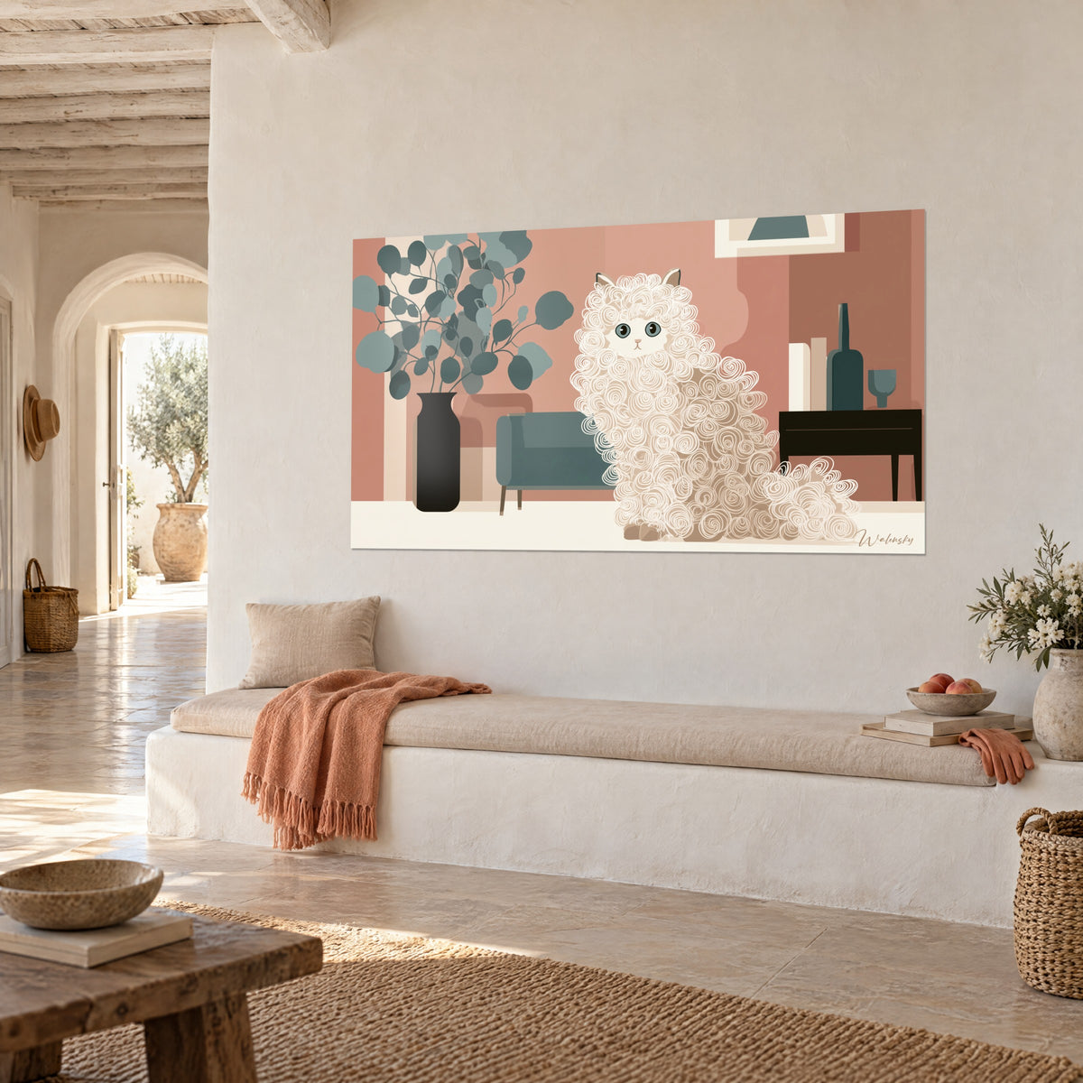 Πίνακας αιλουροειδούς angora με ελεφαντοστέινες μπούκλες καθισμένης δίπλα σε μπλε-πράσινη πολυθρόνα, ροζ πουδραρισμένος τοίχος, πάνω από λευκό καναπέ