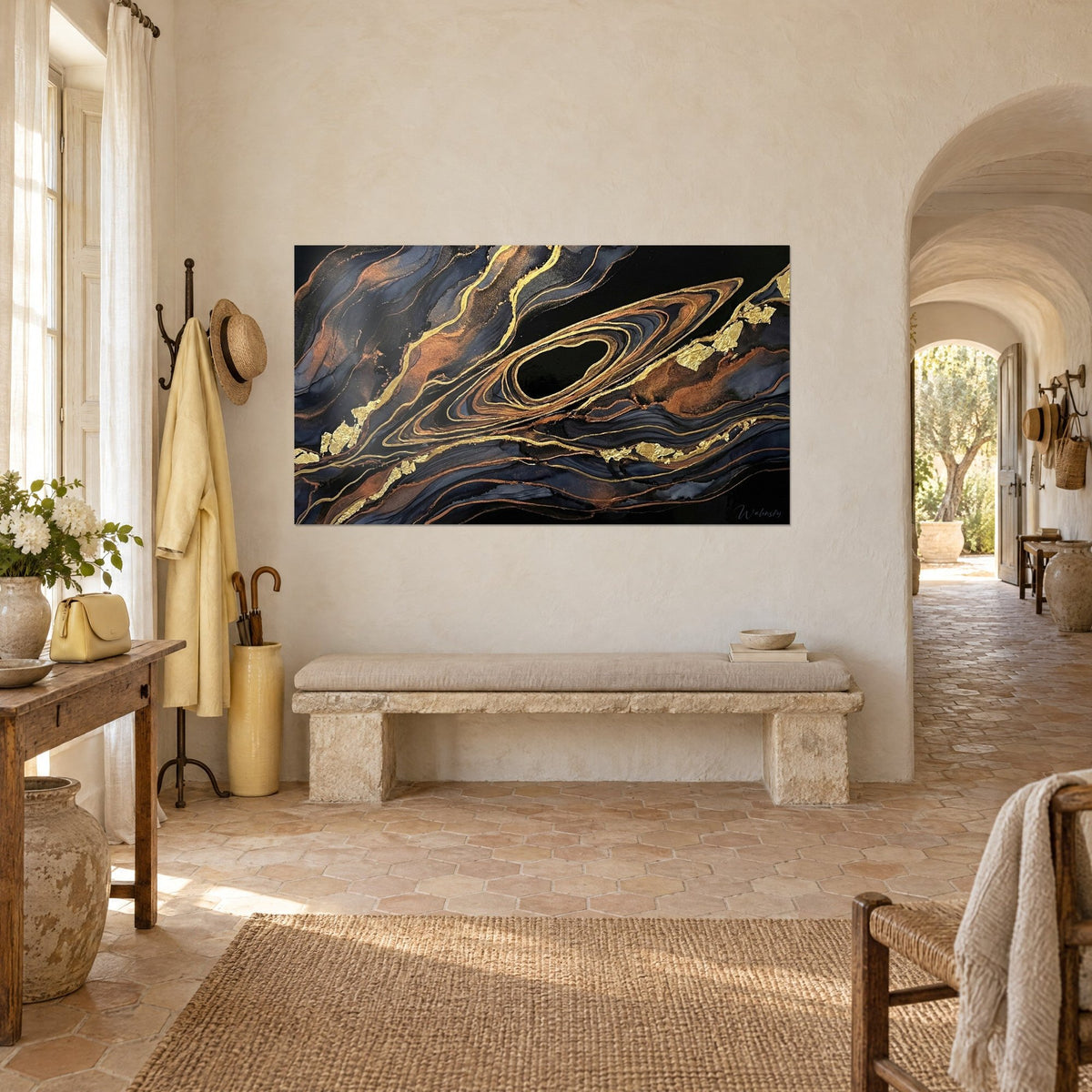 Tableau nébuleuse abstraite aux anneaux dorés concentriques, cuivre et bleu marine, mas provençal, banc en pierre et arche en vue trois-quarts