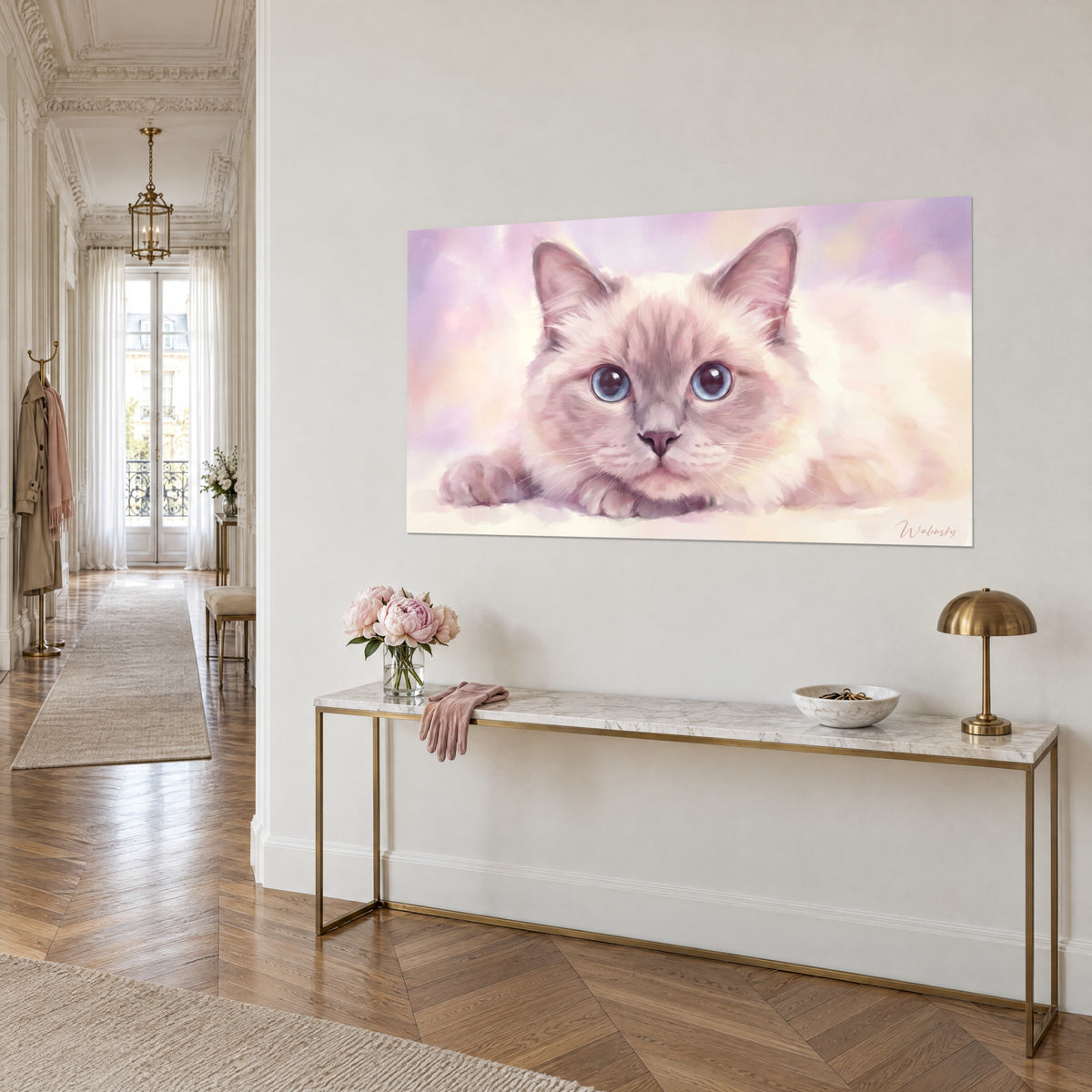 Πίνακας πορτρέτο γάτας Ragdoll με απλωμένη πατούσα, φόντο λεβάντα και ροδακινί, τρία τέταρτα σε τοίχο αρχιτεκτονικής Haussmann