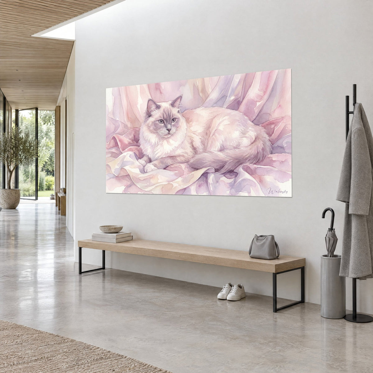 Quadro felino con maschera grigio perla sdraiato su stoffa rosa pallido e malva, vista di tre quarti, parete bianca e panca in legno