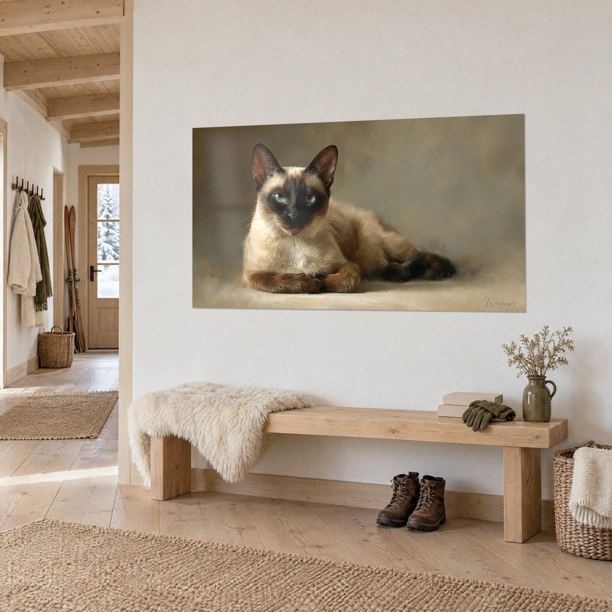 Cuadro felino de puntas oscuras tumbado sobre fondo beige dorado, pelaje arena y orejas marrones, entrada de chalet en madera clara