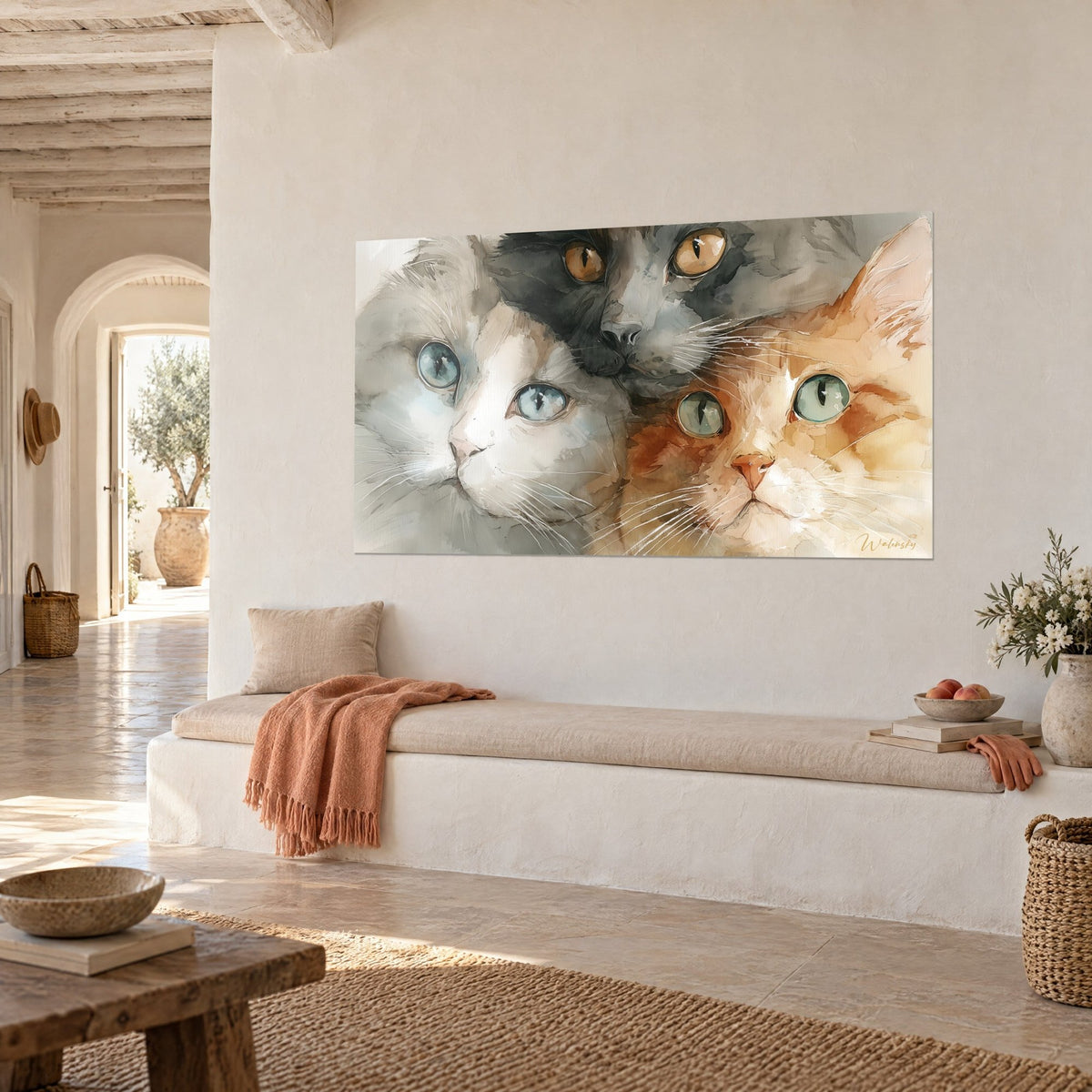 Cuadro felinos apretados en acuarela, hocicos blancos y anaranjados, bigotes finos, sobre la pared blanca de una casa mediterránea