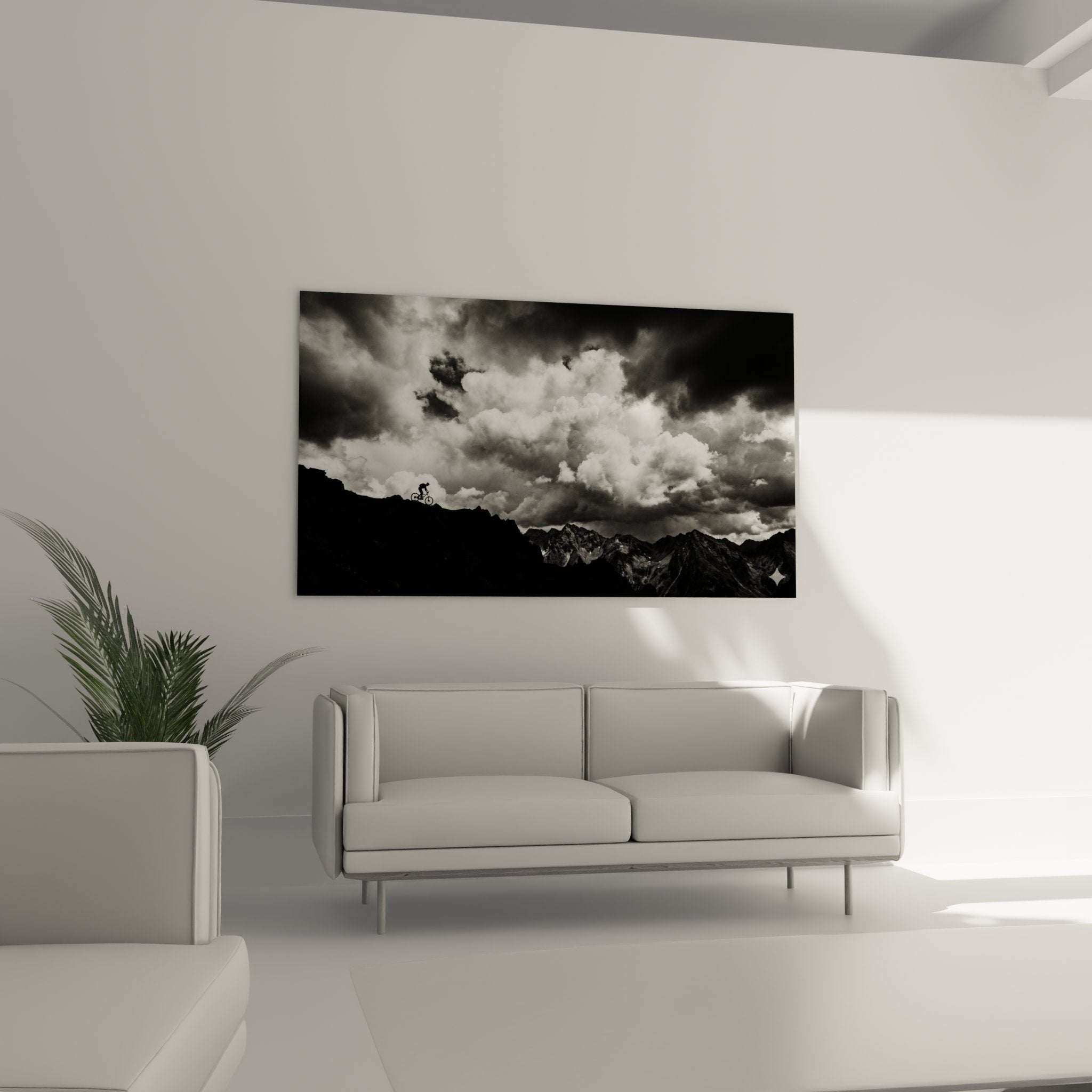 Detail tableau VTT montrant contraste silhouette velo contre nuages orageux montagne