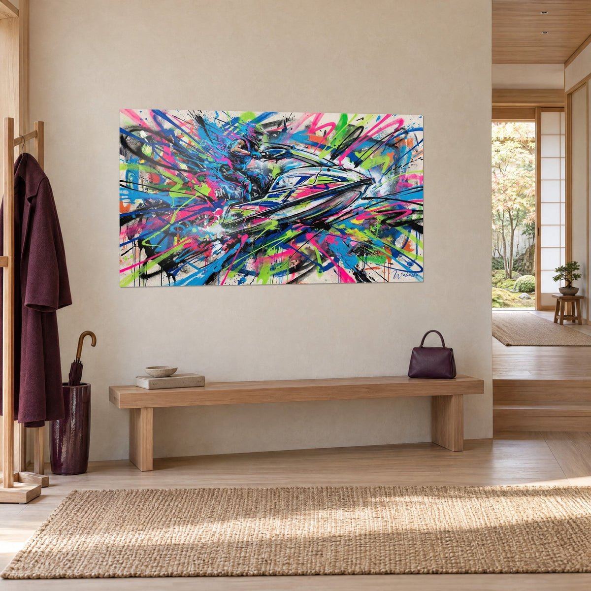 Tableau scooter des mers en pleine vitesse, coulures rose vif et vert anis sur fond écru, accroché près d'un banc de bois et d'un manteau prune