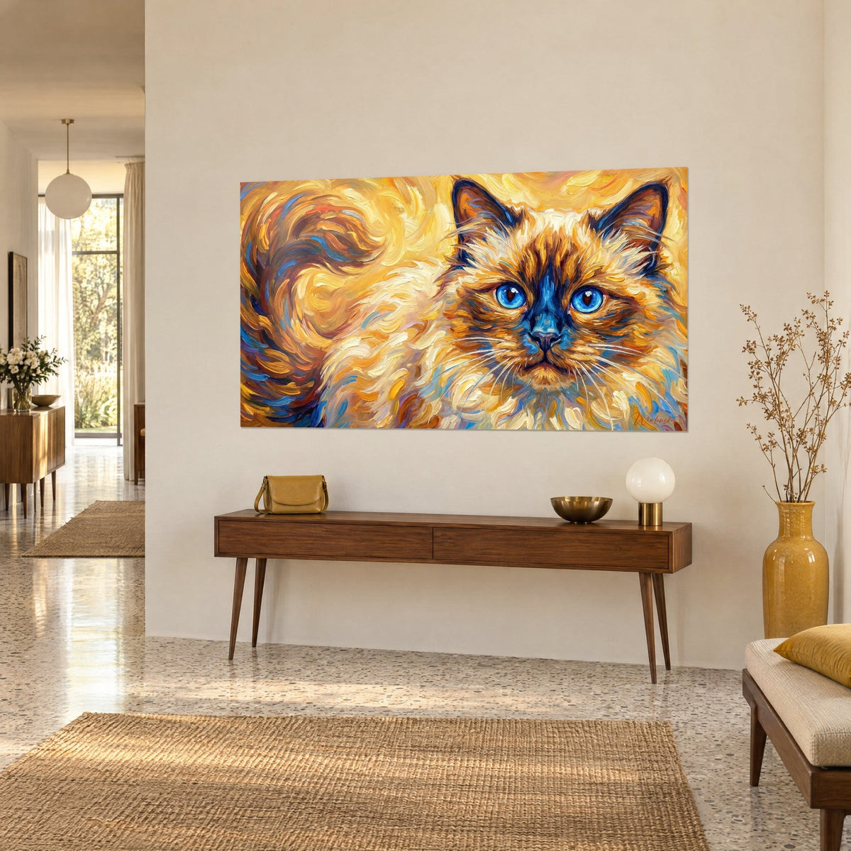 Schilderij van een poesje met bruin masker en kobaltblauwe blik, oker- en crèmekleurige penseelstreken op een beige muur, houten console, driekwartaanzicht
