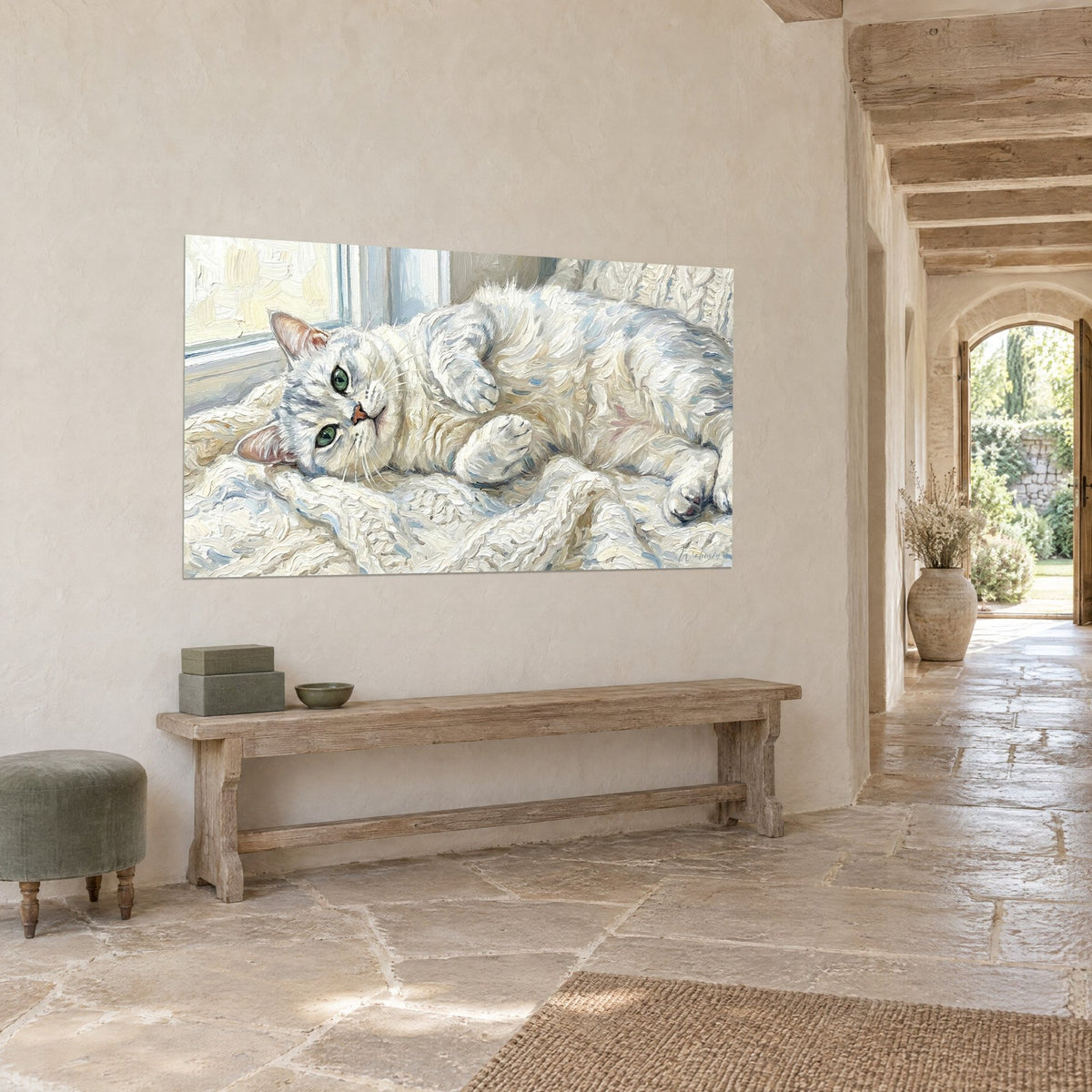 Gemälde Burmilla-Katze auf einem elfenbeinfarbenen Strickstoff ausgestreckt, hellblaue Reflexe, beiger Stein eines gewölbten Flurs im Landhaus