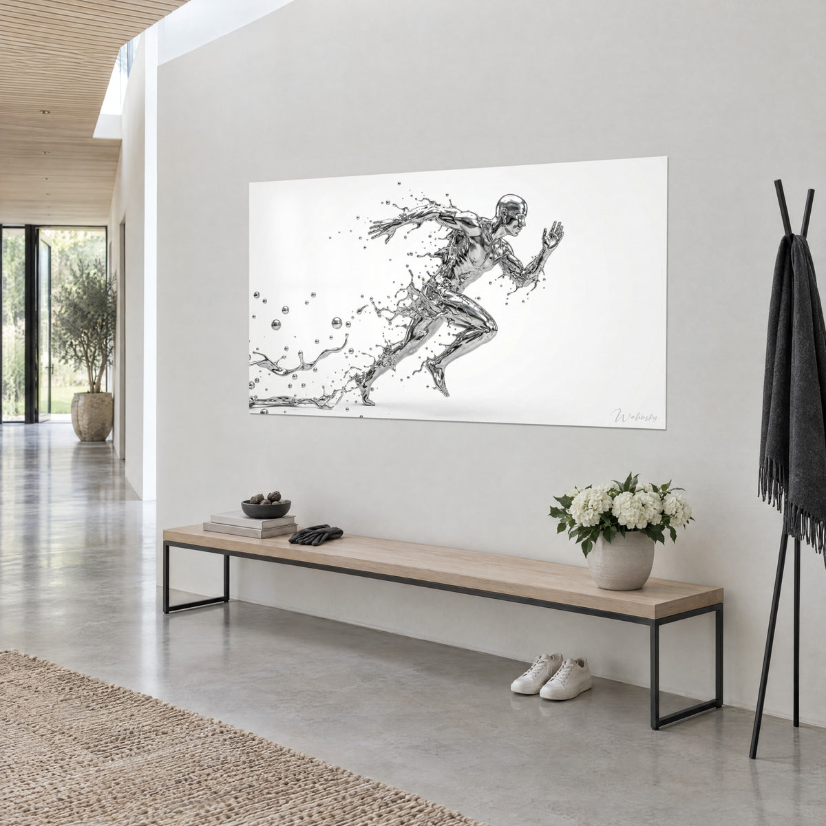 Quadro corridore liquido in piena falcata, gocce argentate e bianco puro, appeso accanto a una panca in legno e a un cappotto nero