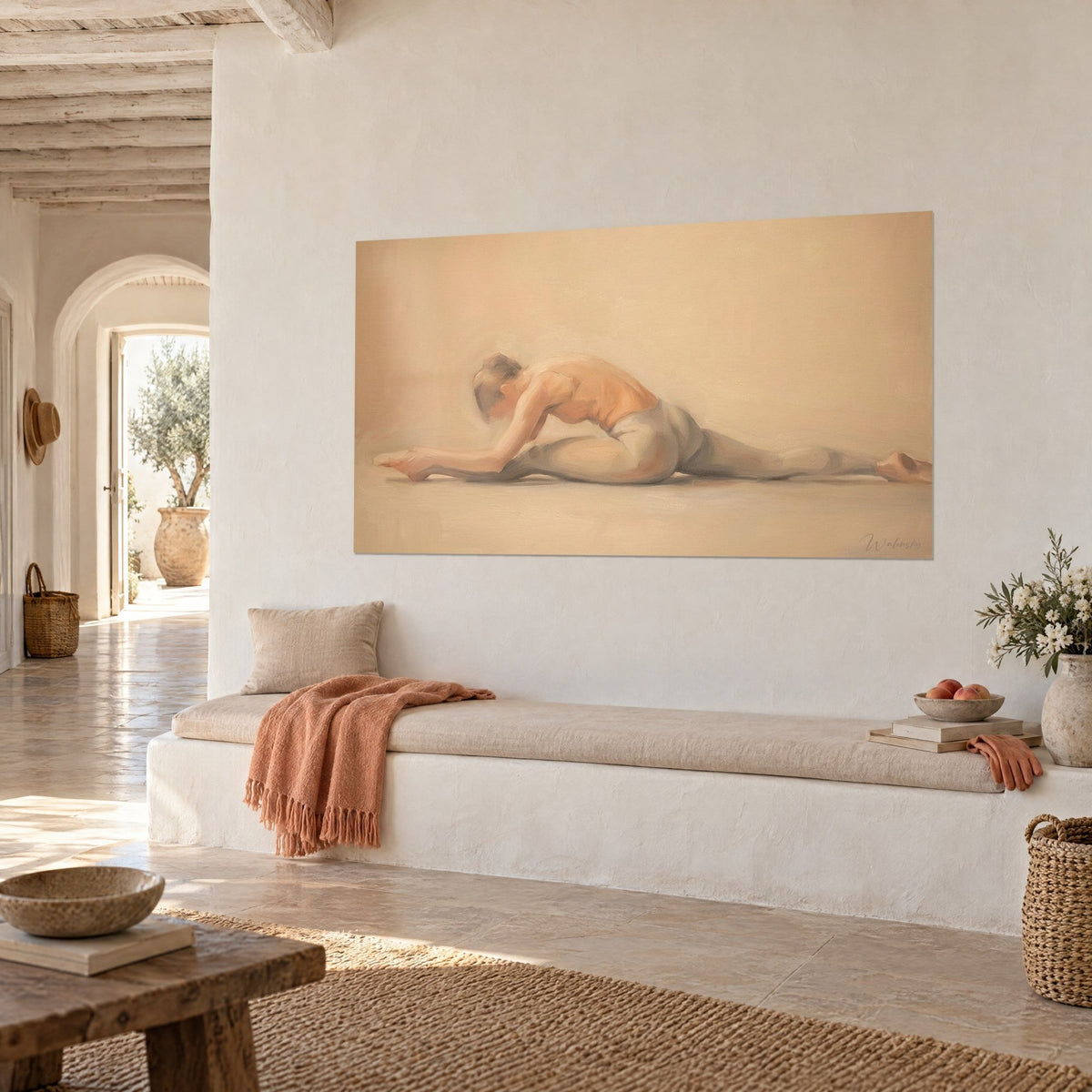 Tableau gymnaste assise en étirement latéral, peau abricot et collant gris clair, sur un mur blanc près d'une banquette