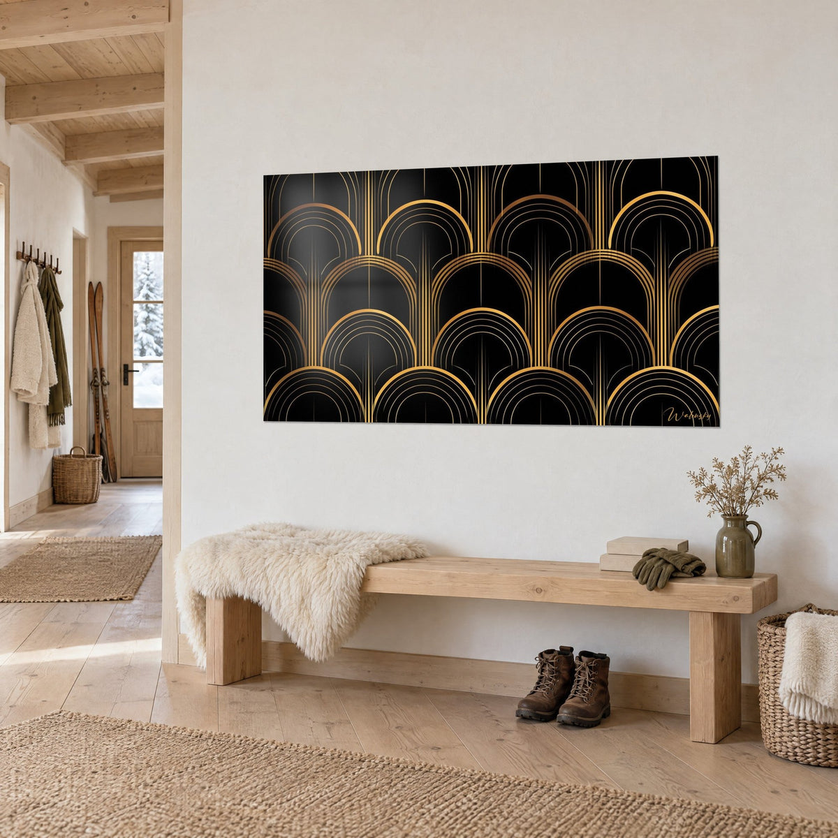 Quadro con intrecci a ventaglio in rame e oro su nero profondo, appeso sopra una panca in legno chiaro nell'ingresso di uno chalet