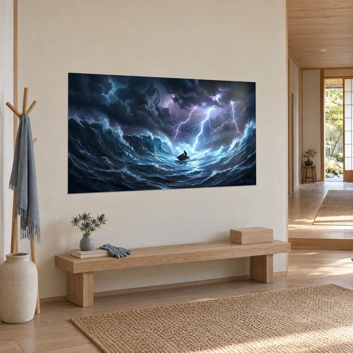 Tableau motomarine lancée entre deux murs d'écume turquoise, foudre blanche et nuages noirs, sur un mur beige près d'un banc en bois