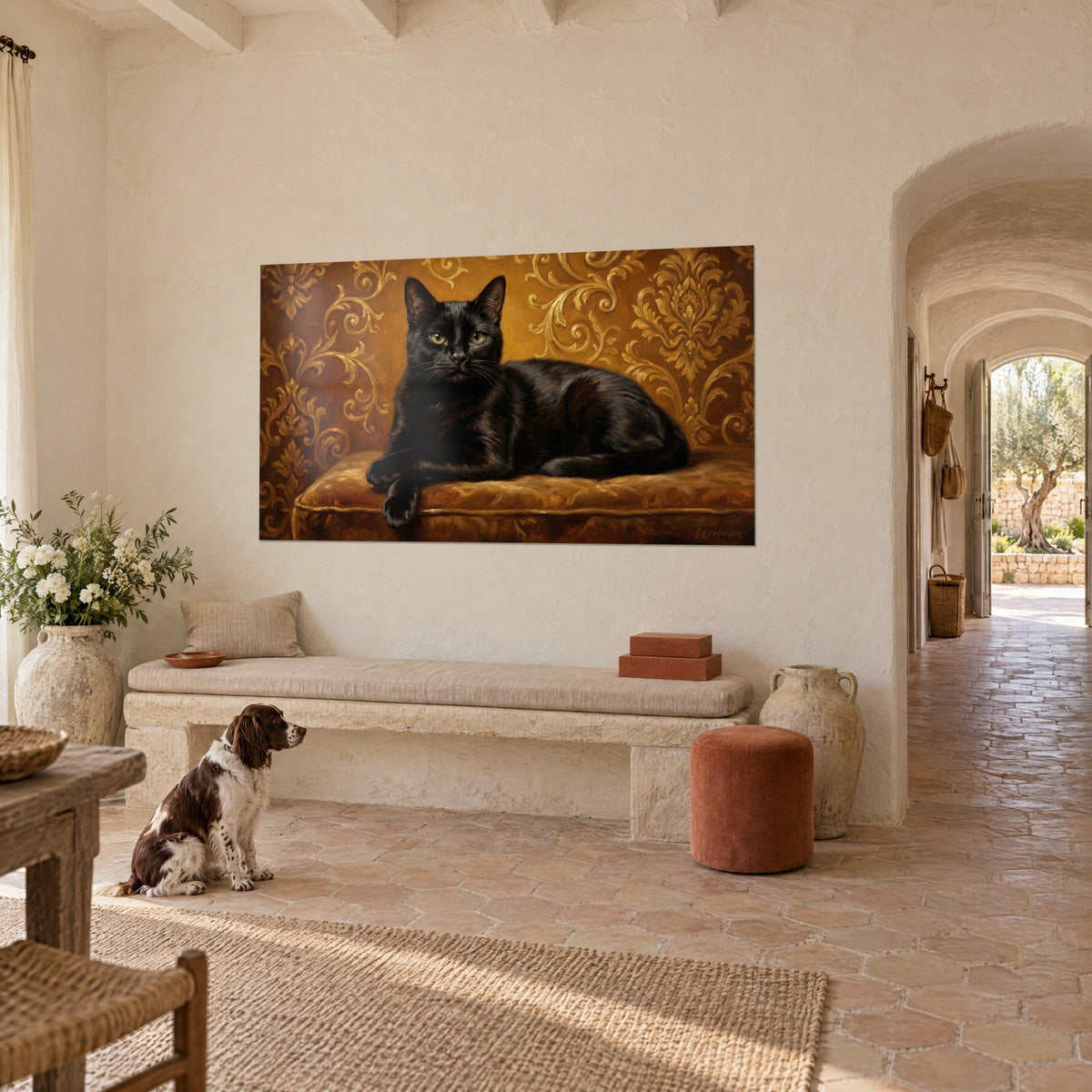 Quadro felino d'ebano dagli occhi verdi su damasco dorato e un cuscino ramato, di fronte a uno spaniel, in un casale provenzale