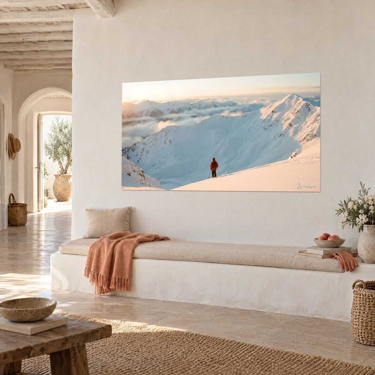 Gemälde Alpenpanorama in Weiß und Eisblau, goldene Grate im Abendlicht, an der Wand eines hellen mediterranen Hauses