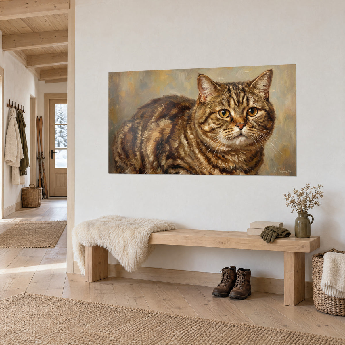 Gemälde Manx-Katze mit karamell- und braunfarbenem Fell, in Öl gemalter goldocker Hintergrund, im Eingang eines Chalets aus hellem Holz