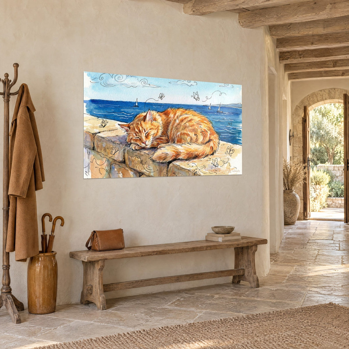Schilderij Oranje kat opgekrulde, gesloten ogen, tegenover een kobaltblauwe zee en getekende vlinders, in een stenen gang