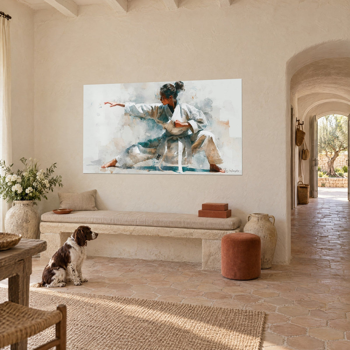 Quadro di una combattente di kata in posizione bassa, cintura nera annodata, acquerello bianco e grigio azzurro, parete di un mas provenzale
