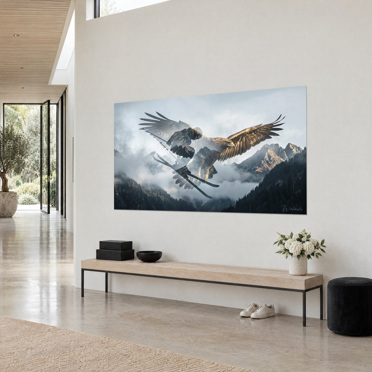 Tableau rapace en plein vol fusionné à deux skis, plumes ocre et brume blanche, sommets rocheux, mur d'une maison d'architecte