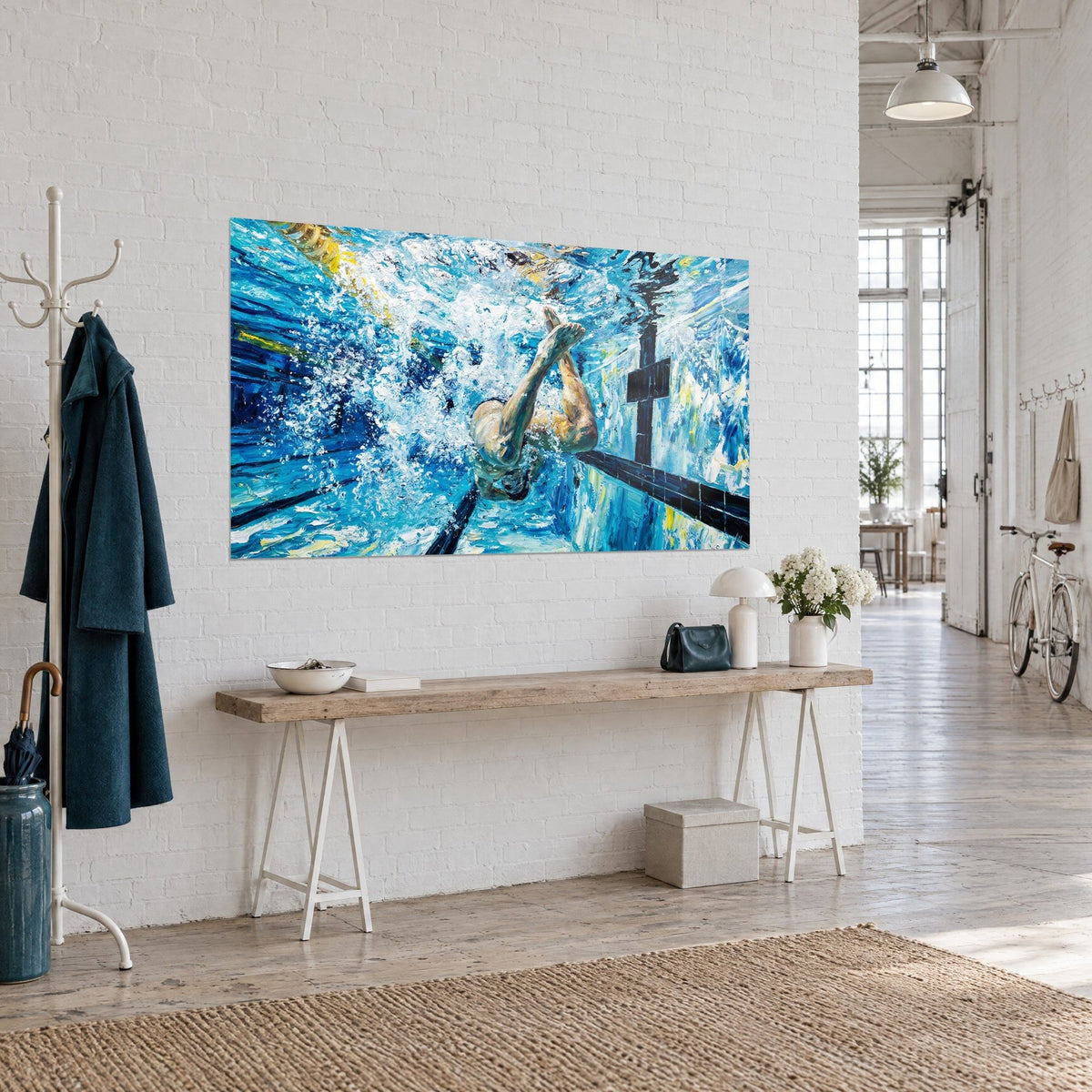 Tableau plongeon vu du fond d'une piscine, éclaboussures bleu cobalt et blanc, trait noir de couloir, entrée d'un loft d'artiste
