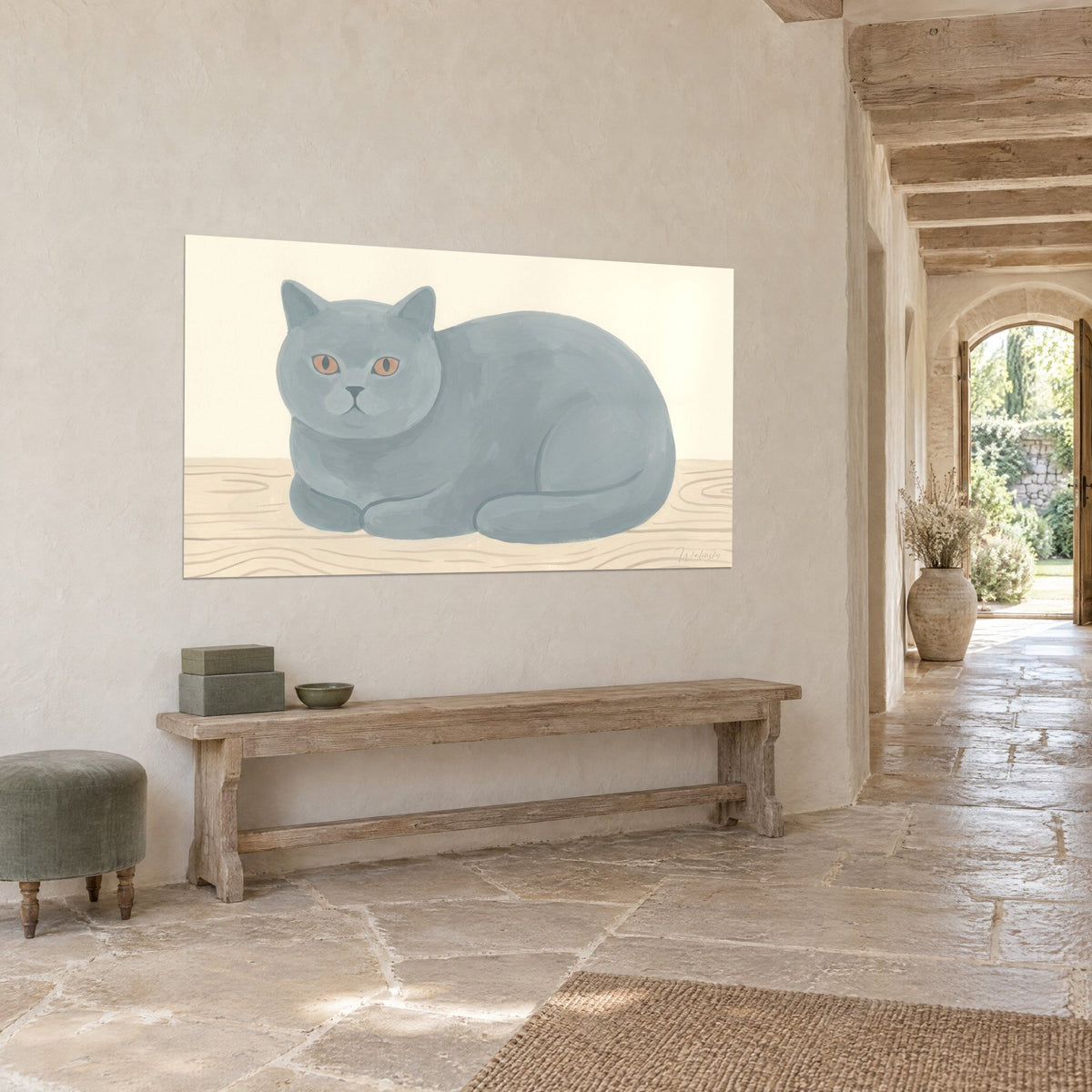 Cuadro de un gatito redondo de pelaje gris pizarra y mirada anaranjada, gouache sobre fondo crema, pared de piedra y banco de madera, pasillo abovedado