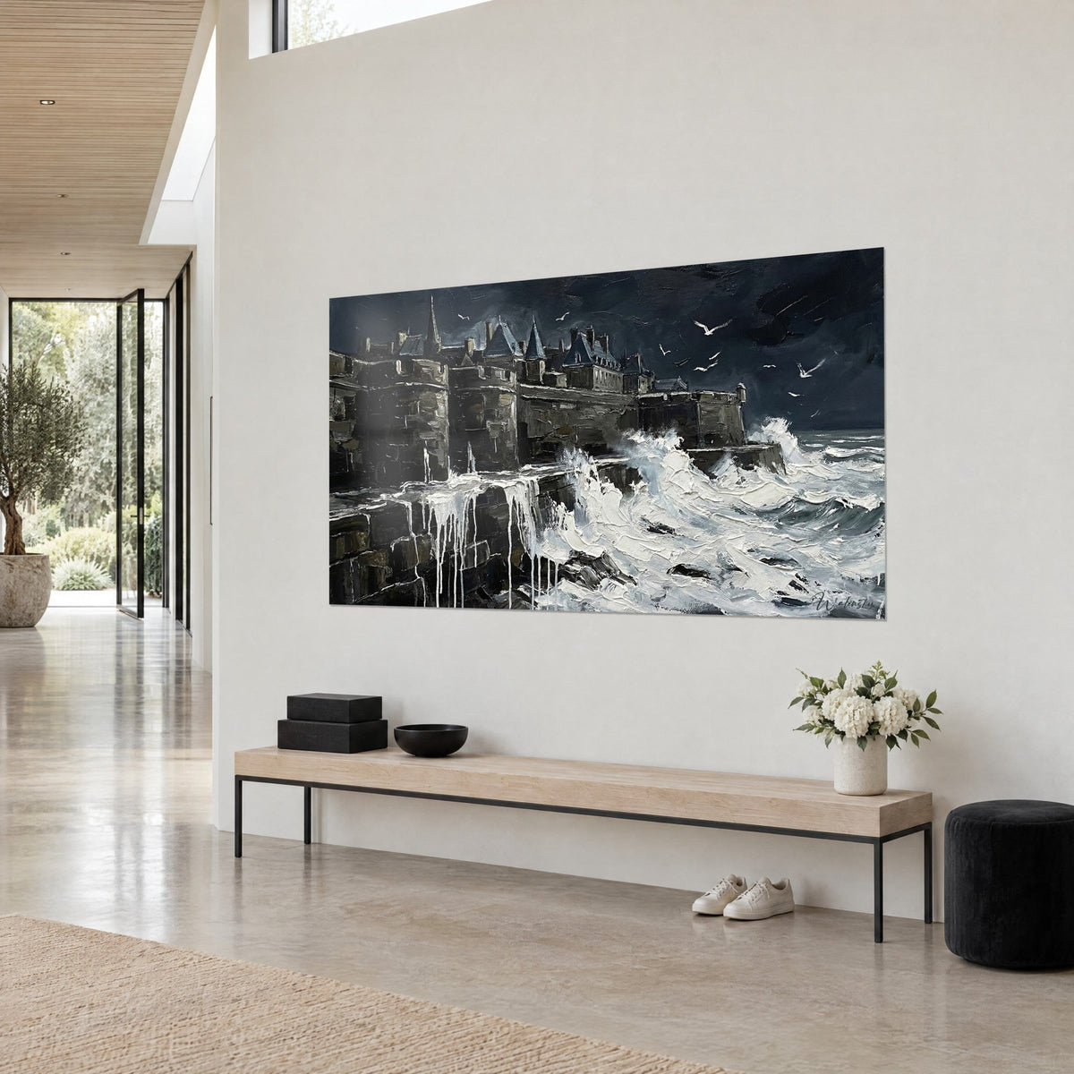 Quadro di una cittadella bretone flagellata dalle onde, pietra nera e creste di schiuma avorio, vista di tre quarti in una casa d'architetto