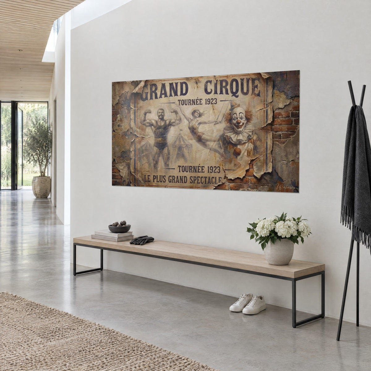 Schilderij circuslithografie, snorrige atleet met opgeheven armen, nachtblauw en sepia op een bakstenen muur, drie-kwart zicht