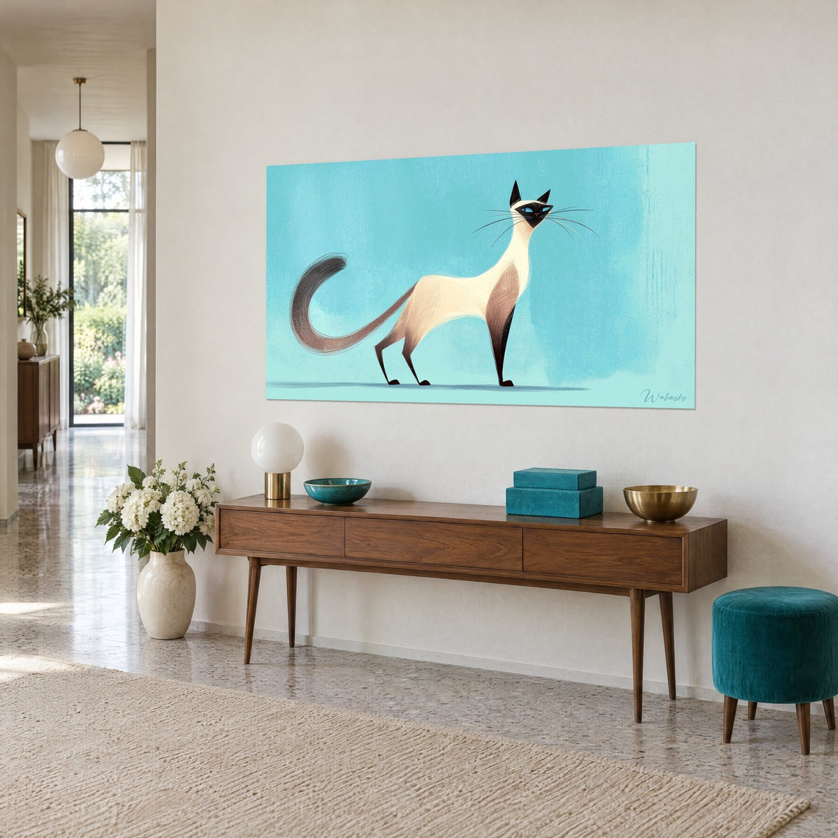Gemälde Katze mit blauen Augen und dunkelbraun geringeltem Schwanz, auf lagunenblauem Hintergrund, über einer Holzkonsole