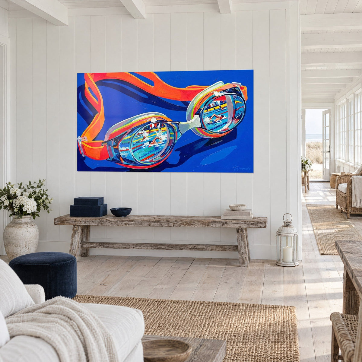 Tableau lunettes de nageur au bandeau orange vif, verres reflétant des lignes d'eau, vue de trois-quarts dans un séjour bord de mer
