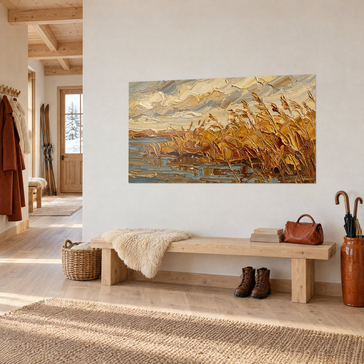 Quadro di una palude della Camargue in pasta spessa, pennacchi di canna ocra e rame su acqua grigio-azzurra, parete bianca di un ingresso in chalet