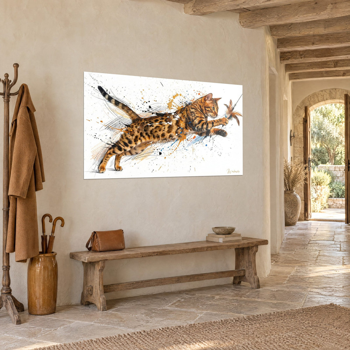 Schilderij getijgerde kat in volle sprong naar een turquoise veer, grijze potloodstrepen en oranje vlekken, crèmekleurige muur van een stenen hal
