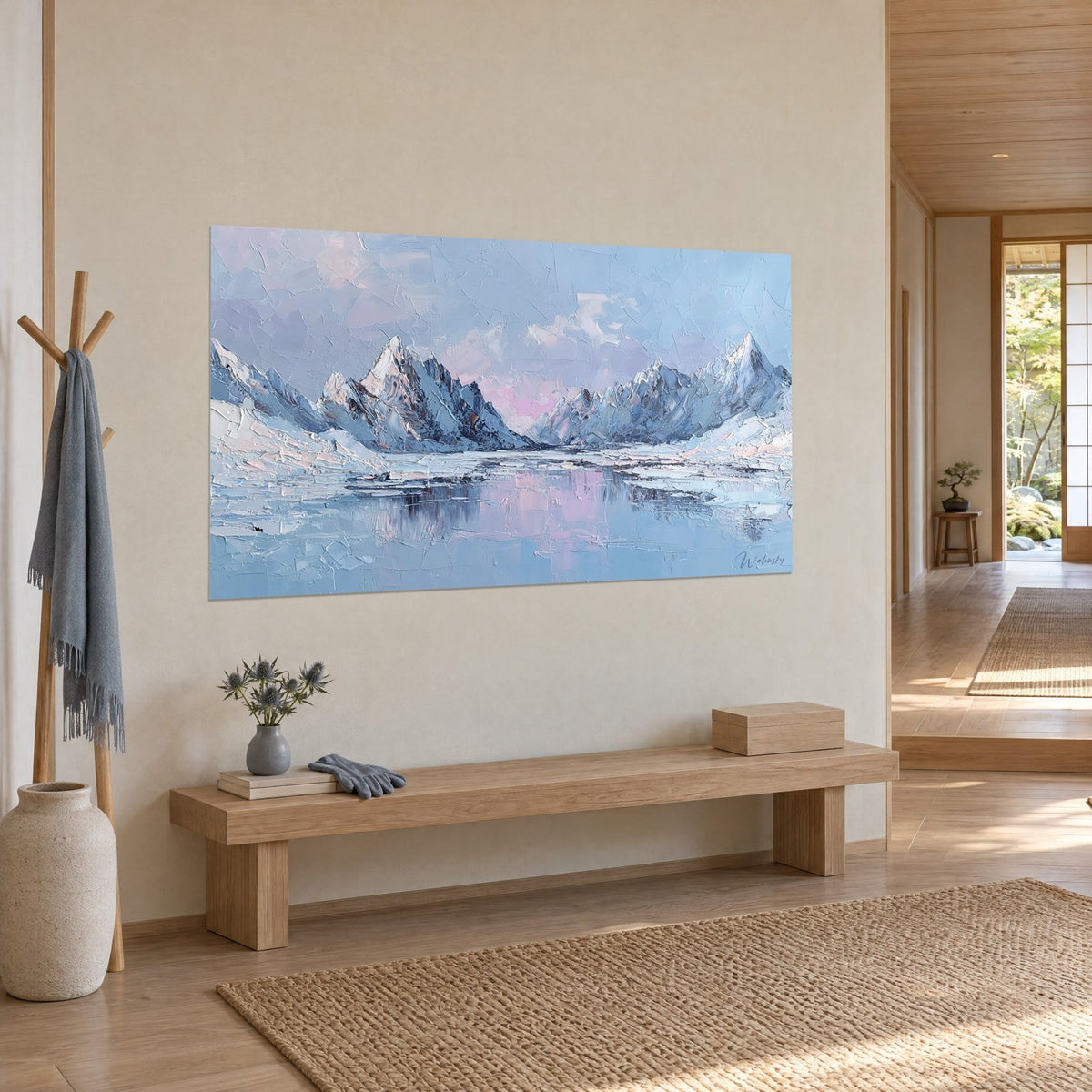 Gemälde vereiste Alpenkette, lila Himmel und rosa Spiegelungen auf dem gefrorenen Wasser, an einer beigen Wand neben einer Bank aus hellem Holz
